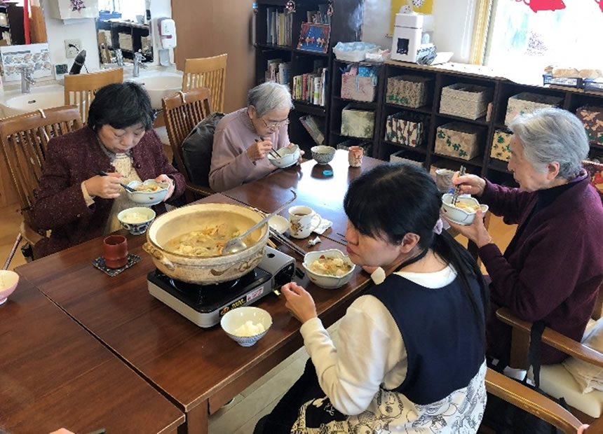 職員と鍋を囲んでいる様子です